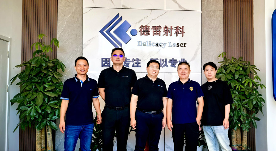 TüV萊茵技術專家蒞臨德雷射科進行技術交流